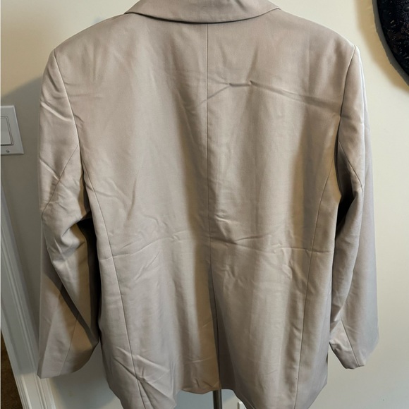 Oversized Beige Blazer - Picture 2 of 4